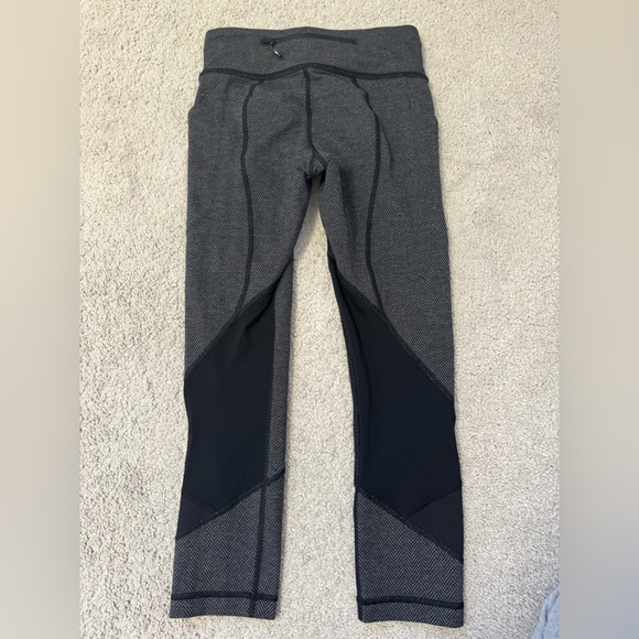 Lululemon 23” cropped leggings - great condition - Picture 2 of 4